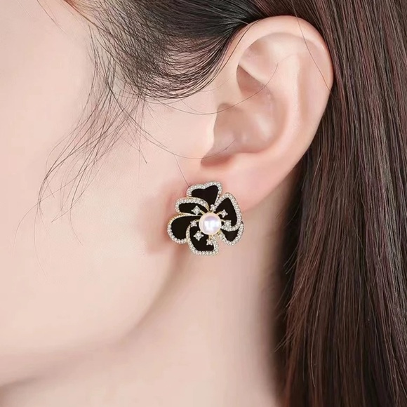 🆕Black flower with pearl stud earring - Picture 4 of 4